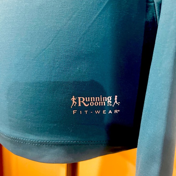 Running Room fit wear top - Picture 3 of 5